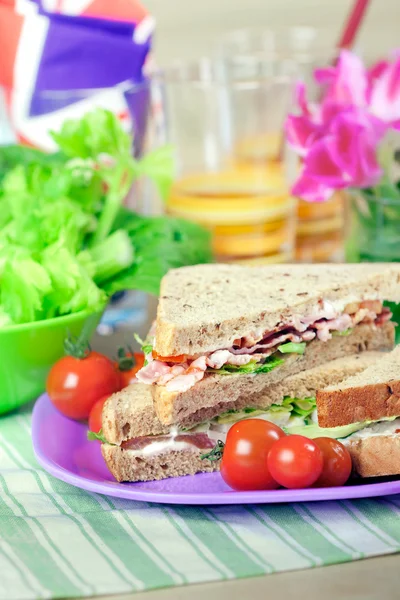 Sandwiches with bacon, chicken, lettuce and tomato with malted b — Stock Photo, Image