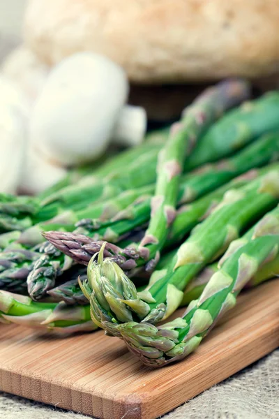 Fresh green asparagus on cutting board — Stock Photo, Image