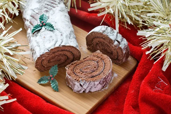 Schokolade yule Weihnachtsprotokoll mit Puderzucker bestäubt — Stockfoto
