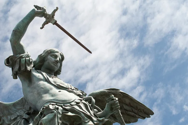 Статуя Святого Михаила на вершине замка Сант-Анджело — стоковое фото