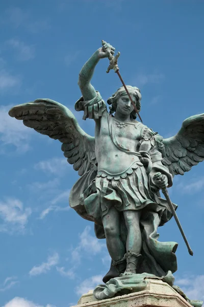 Άγιος Μιχαήλ άγαλμα στην κορυφή castel sant angelo στη Ρώμη — Φωτογραφία Αρχείου