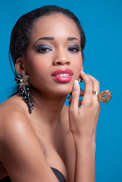 一个年轻漂亮的黑女人的美丽镜头 免版税图库图片