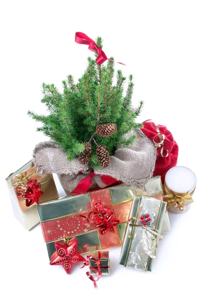 Regalos más ubre el árbol de Navidad —  Fotos de Stock