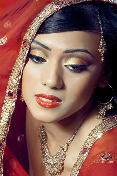 Retrato de bela noiva indiana feliz — Fotografia de Stock