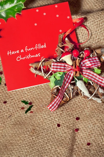 Postal de Navidad con los mejores deseos con decoración rústica — Foto de Stock