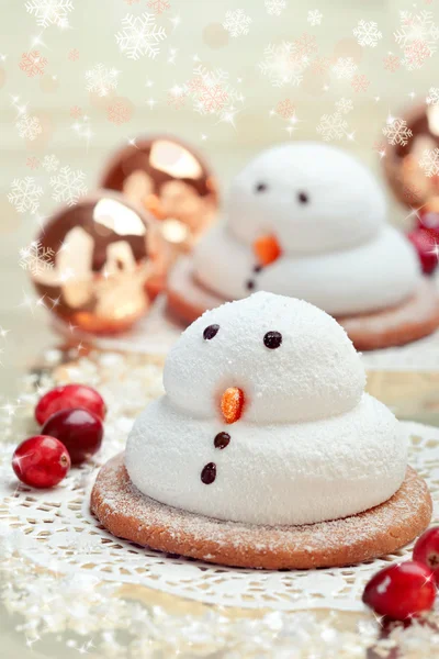 Dva sněhuláci sušenky marshmallow s chistmas dekorace — Stock fotografie