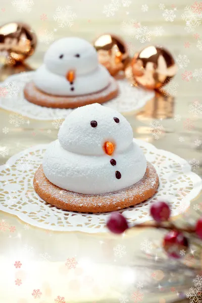 Deux biscuits bonhommes de neige à la guimauve avec décorations de Noël — Photo