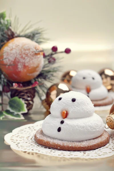 Dva sněhuláci sušenky marshmallow s chistmas dekorace — Stock fotografie