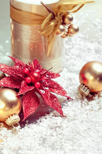 Composición navideña con decoraciones: vela, adornos y estrella —  Fotos de Stock