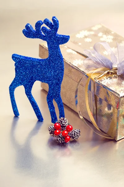 Прекрасна подарункова коробка з різдвяними прикрасами: шишки та олені — стокове фото