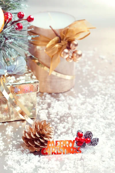 Новорічна композиція з подарунковою коробкою, свічкою та прикрасами — стокове фото