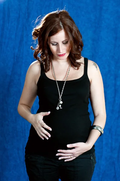 若いブルネットの女性の妊娠 — ストック写真