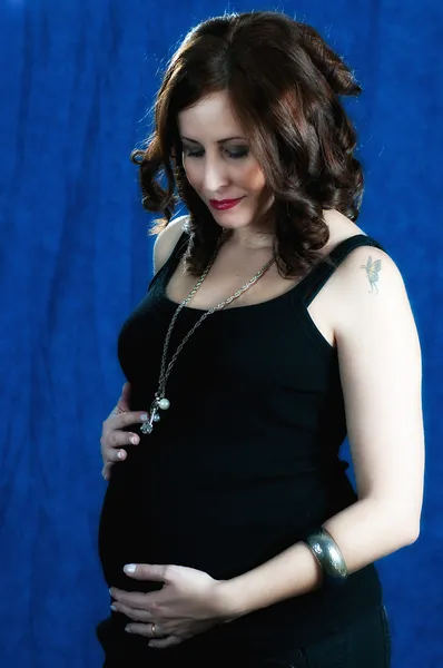 Jovem morena mulher gravidez — Fotografia de Stock