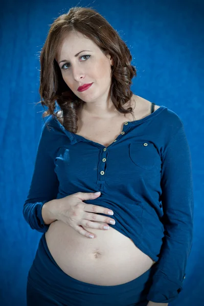 Νεαρή μελαχρινή γυναίκα εγκυμοσύνη — Φωτογραφία Αρχείου