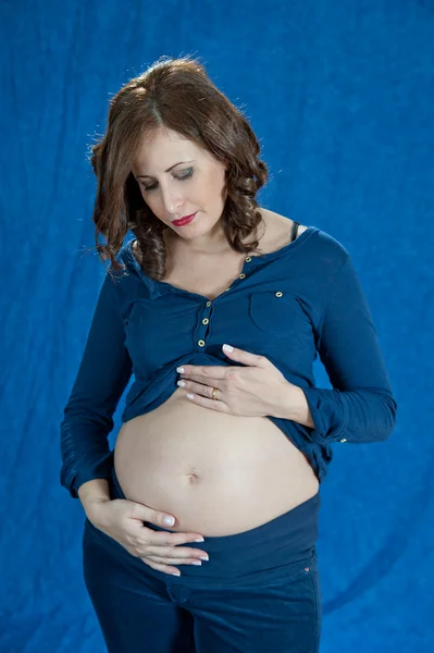 Ung brunett kvinna graviditet — Stockfoto