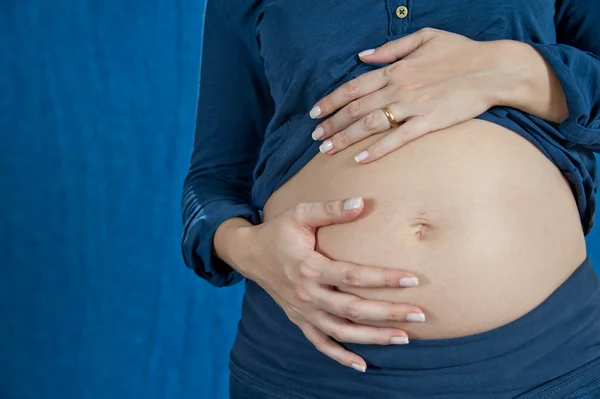 Jovem morena mulher gravidez — Fotografia de Stock