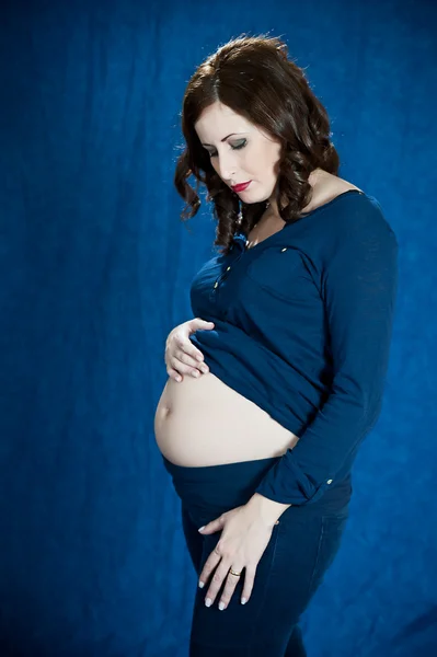 Mujer morena joven embarazo — Foto de Stock