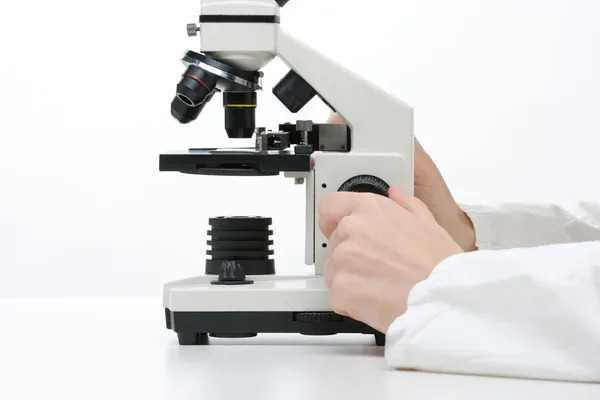 Cientista com microscópio — Fotografia de Stock