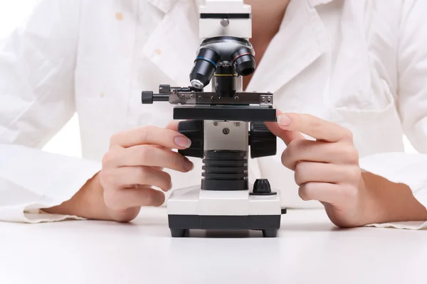 Scienziato con microscopio — Foto Stock