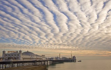 Brighton İngiltere'de İskele ile kışın güzel gün batımı
