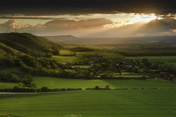 Prachtige zomer zonsondergang over platteland helling landschap — Stockfoto