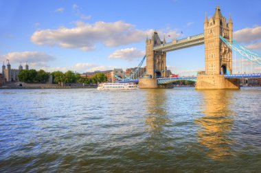 Mavi gökyüzü yaz günü London tower bridge