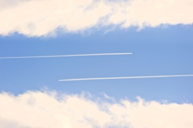 uçak buharı contrails canlı mavi gökyüzü