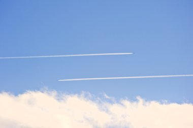 uçak buharı contrails canlı mavi gökyüzü