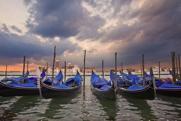 Gondoler guppade i lagunen utanför san marco piazza Venedig Italien — Stockfoto