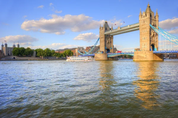 伦敦塔桥上蓝蓝的天空夏季的一天 — 图库照片