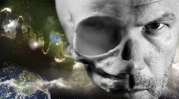 Korkunç haalloween kavramı, yarım yarım uzaylı kafatası görünür o yüz — Stok fotoğraf