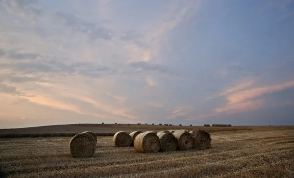 Прекрасный золотой час тюки сена заката пейзаж — стоковое фото