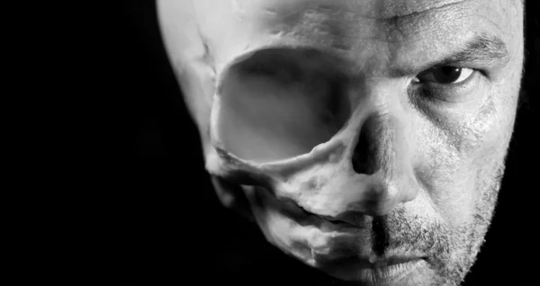 Cara con la mitad de piel y la mitad de hueso del cráneo alienígena visible aterrador cono de Halloween — Foto de Stock