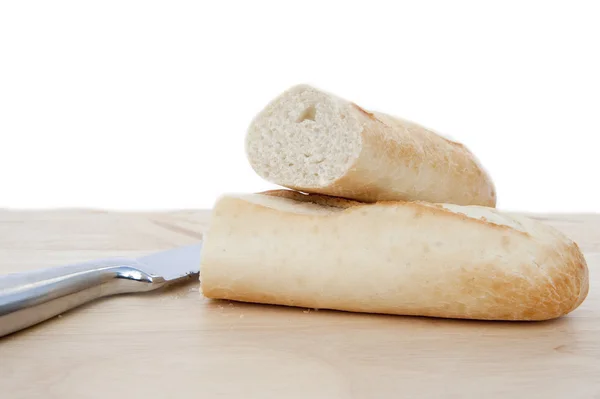 Baguette och bröd kniv på skärbräda isolerad på vit — Stockfoto