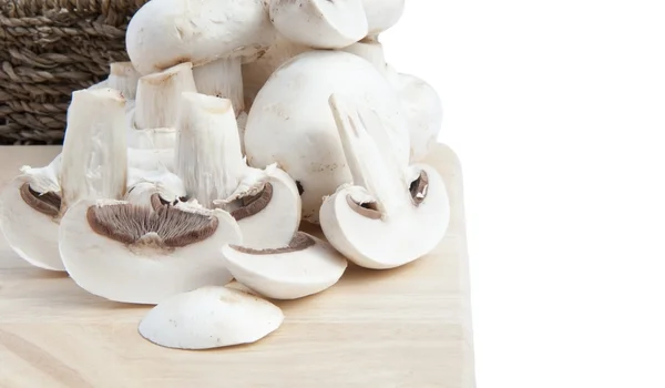 Champignons frais dans un panier rustique isolé sur blanc — Photo
