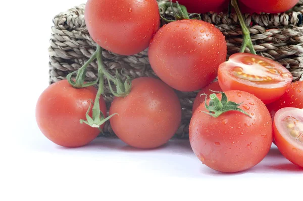 Tomates frescos de vid madura en canasta rústica con iso de tomate en rodajas — Foto de Stock