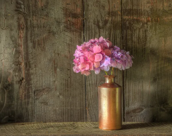 Retro styl zátiší sušených květin ve váze proti sobě woo — Stock fotografie