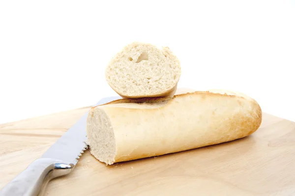 Baguette och bröd kniv på skärbräda isolerad på vit — Stockfoto