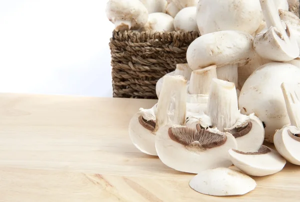 Färsk champinjon svamp i rustik korg isolerad på vit — Stockfoto