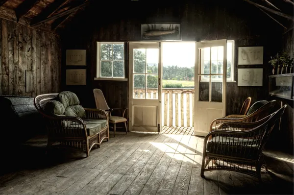 Nostálgico efeito retro Summer Boat House com sol brilhante — Fotografia de Stock