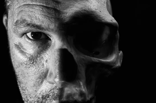 Ansikte med halv hud och hälften alien skalle ben synliga skrämmande halloween conce — Stockfoto
