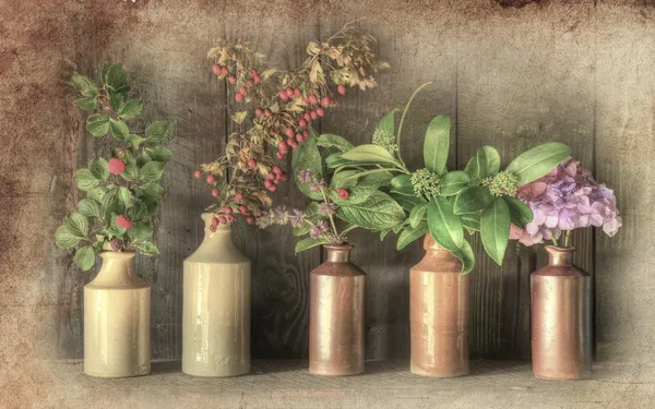 Retro grunge ainda vida de flores secas em vaso contra wo desgastado — Fotografia de Stock