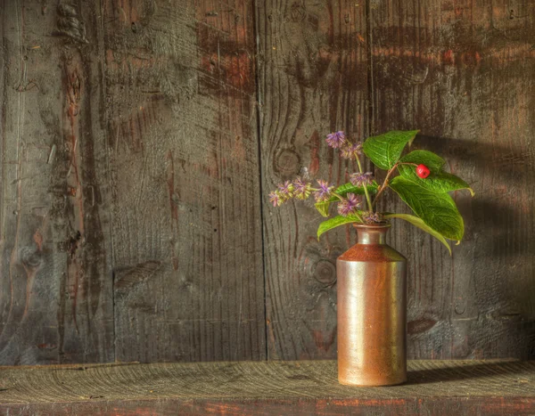 Bodegón estilo retro de flores secas en jarrón contra el woo desgastado —  Fotos de Stock