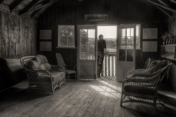 Nostálgico efeito retro Summer Boat House com o homem olhando para fora de — Fotografia de Stock