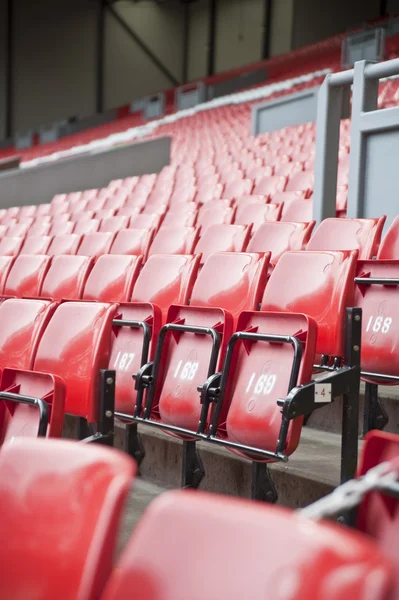 Linhas de assentos no estádio de futebol — Fotografia de Stock