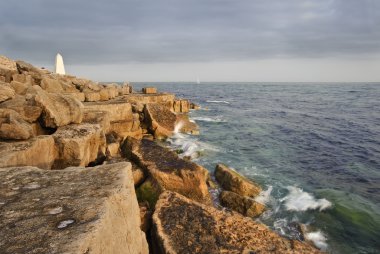 çarpıcı jeolojik kaya cliff oluşumları içinde çökmesini dalgaları ile