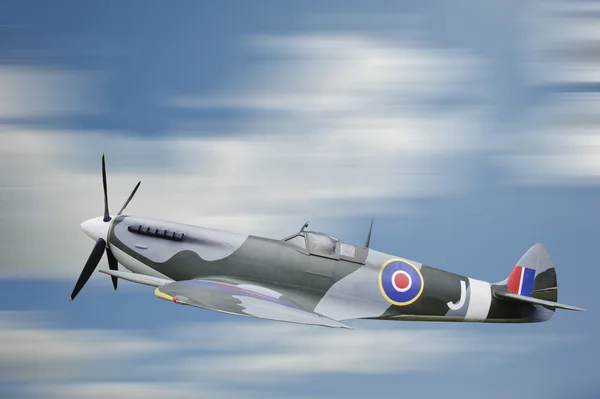 World War 2 era British aircraft Spitfire in flight — Stock Photo, Image