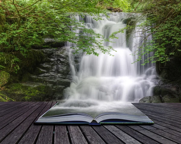 Impresionante cascada que fluye sobre rocas a través de exuberante bosque verde — Foto de Stock