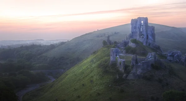 Romântico fantasia mágico castelo ruínas contra impressionante vibrante s — Fotografia de Stock