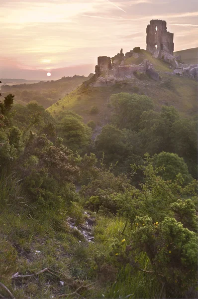 Romantik fantezi büyülü kale Harabeleri karşı çarpıcı canlı s — Stok fotoğraf